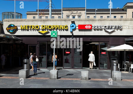 Äußere vordere Fassade Tür/Türen und der Fußgängerzone mit Zugang zu den Plattformen und Metro Shopping Center in Genf Cornavin Bahnhof. Schweiz (89) Stockfoto