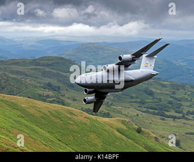 Die USAF C-17 Globemaster 23292 aus der Luft Mobilität Befehl einen ersten Auftritt für sein Flugzeug Typ in der Mach Loop, Wales, UK (tief fliegenden Ar Stockfoto