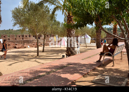 Sitze im Schatten der Gründe in Silves, Algarve, Portugal, der alten maurischen Burg beeinflusst Stockfoto