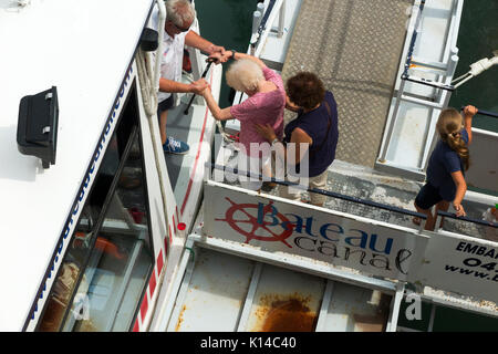 Ältere OAP touristische boarding Vergnügen Reise Boot auf "die Savoyer' auf der Canal de Savières Canal - es verbindet Lac du Bourget zu R Rhône South Eastern France Stockfoto