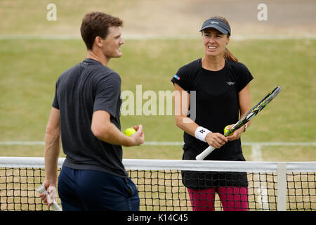 Martina Hingis aus der Schweiz und Jamie Murray von GB während der Praxis an der Wimbledon Championships 2017 Stockfoto