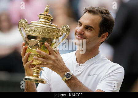 Roger Federer von der Schweiz mit seiner Trophäe, nachdem die Herren Singles Finale in Wimbledon Championships 2017 Stockfoto