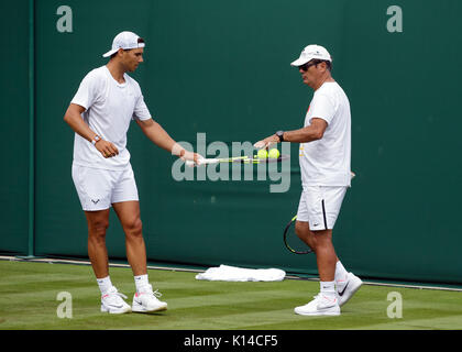 Rafa Nadal aus Spanien und seinem Trainer Toni Nadal während der Praxis an der Wimbledon Championships 2017 Stockfoto