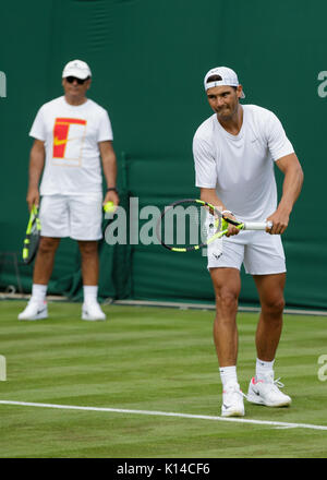Rafa Nadal aus Spanien und seinem Trainer Toni Nadal während der Praxis an der Wimbledon Championships 2017 Stockfoto