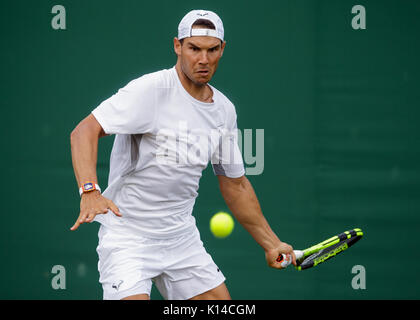 Rafa Nadal aus Spanien während der Praxis an der Wimbledon Championships 2017 Stockfoto