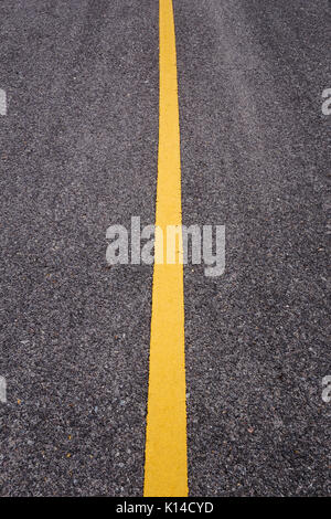 Nahaufnahme Asphaltstraße mit gelben Linie Stockfoto