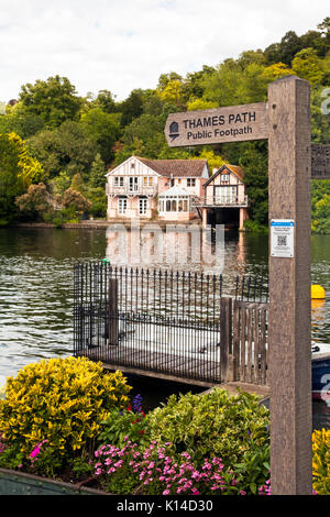 Waymarker zeigen die Richtungen für die Themse langen Fußweg entlang der Themse in Henley on Thames Oxfordshire Stockfoto