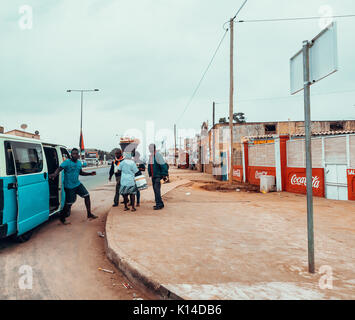 LUANDA, ANGOLA - August 23, 2017: Eine Angolanische taxi Van Holt Passagiere in Angolas Hauptstadt Luanda. Stockfoto