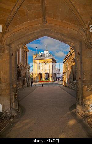 Der County Hall an der Themse Abingdon Oxfordshire als durch den Torbogen in die Benediktinerabtei führenden gesehen Stockfoto