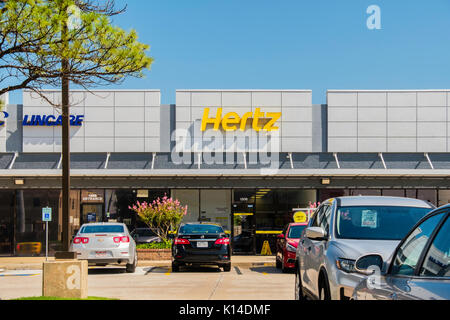 Äußere storefront von Hertz ein Auto in einem Streifen-mall mieten. Norman, Oklahoma, USA. Stockfoto