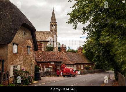 Clifton Hampden Dorf Post und Geschäfte in Oxfordshire mit roten Feld und rote runde Post Box außerhalb Jetzt serviert Tee und Kaffee Stockfoto