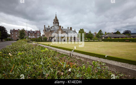 Edzell bowling club und Grün mit Inglis Memorial Hall im Hintergrund Edzell, Angus. Schottland Stockfoto