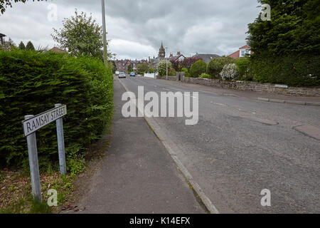 Von Ramsay Street in Richtung Glenesk Hotel und Inglis Memorial Hall. Edzell, Angus. Schottland Stockfoto