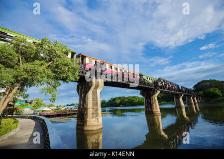 KANCHANABURI, THAILAND - 24. Juni 2017: Zug auf der Brücke am Kwai in Kanchanaburi, Thailand Stockfoto