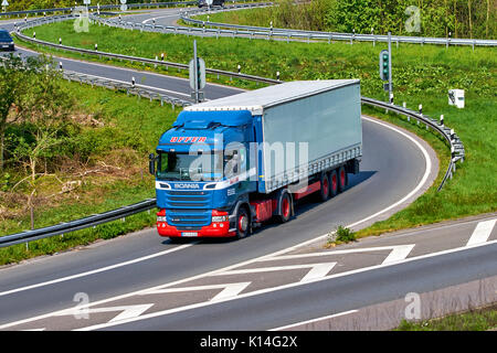 Düsseldorf, Deutschland - 20. April 2017: LKW-Transport, Import, export, Logistik Industrie laufen auf Autobahn Stockfoto