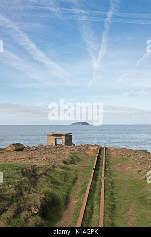 Blick über den Kanal von Bristol aus den Befestigungen auf Brean in Somerset, England. Diese abwehrmechanismen sind Teil der Palmerstons Unsinnigkeiten Stockfoto