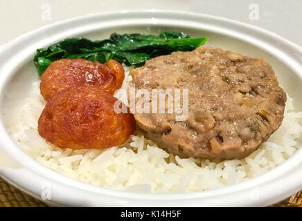 Asiatische Küche, gedämpfte Schweinehack mit gesalzener Fisch und Chinesisch süß Wurst im chinesischen Stil auf Jasminreis Stockfoto