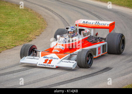 James Hunt's Meisterschaft gewinnen 1976 Mc Laren-Cosworth M23 am Goodwood Festival 2017 von Geschwindigkeit, Sussex, UK. Stockfoto