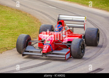 1992 Dallara-Ferrari F192 F1 Auto mit Fahrer Mike Dewhurst am Goodwood Festival 2017 von Geschwindigkeit, Sussex, UK. Stockfoto