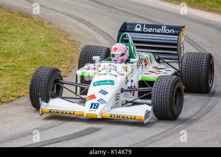 1985 Toleman TG 185 F1 racee Auto mit Fahrer Lorina McLaughlin am Goodwood Festival 2017 von Geschwindigkeit, Sussex, UK. Stockfoto