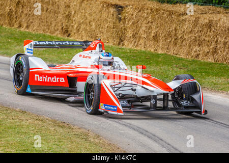 Nick Heidfeld im Mahindra Formel E Auto am Goodwood Festival 2017 von Geschwindigkeit, Sussex, UK. Stockfoto