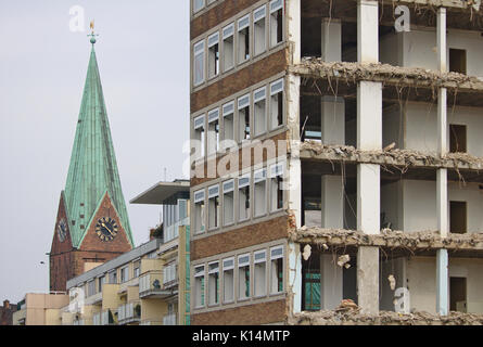In der Nähe der abgerissenen Bürogebäude mit Kirchturm im Hintergrund Stockfoto