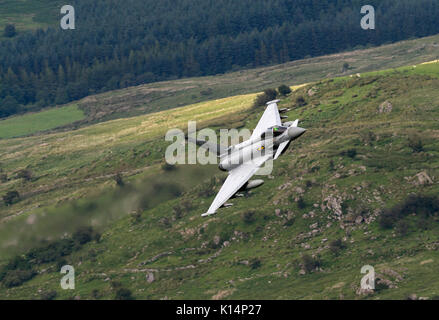 RAF Typhoon FGR 4, Durchführung von niedrigen Flugausbildung in Snowdonia, Wales. Die Mach Loop, LFA7, Niedrig fliegende Bereich 7, Stockfoto