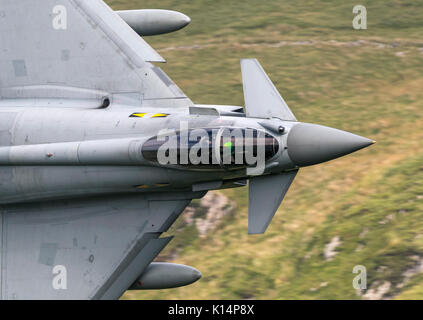 RAF Typhoon FGR 4, Durchführung von niedrigen Flugausbildung in Snowdonia, Wales. Die Mach Loop, LFA7, Niedrig fliegende Bereich 7, Stockfoto