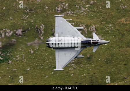 RAF Typhoon FGR 4, Durchführung von niedrigen Flugausbildung in Snowdonia, Wales. Die Mach Loop, LFA7, Niedrig fliegende Bereich 7, Stockfoto