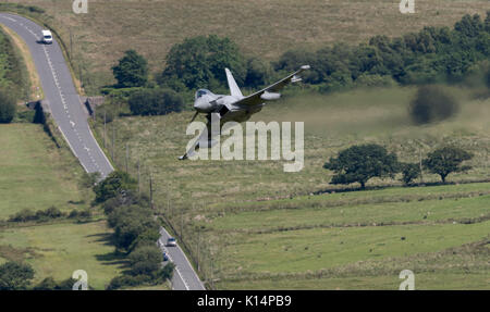 RAF Typhoon FGR 4, Durchführung von niedrigen Flugausbildung in Snowdonia, Wales. Die Mach Loop, LFA7, Niedrig fliegende Bereich 7, Stockfoto