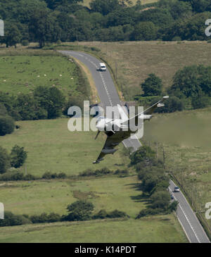 RAF Typhoon FGR 4, Durchführung von niedrigen Flugausbildung in Snowdonia, Wales. Die Mach Loop, LFA7, Niedrig fliegende Bereich 7, Stockfoto