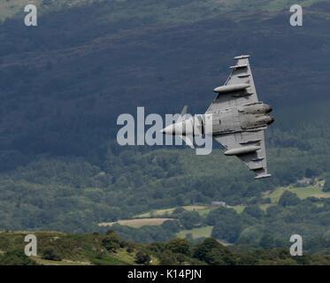 RAF Typhoon FGR 4, Durchführung von niedrigen Flugausbildung in Snowdonia, Wales. Die Mach Loop, LFA7, Niedrig fliegende Bereich 7, Stockfoto