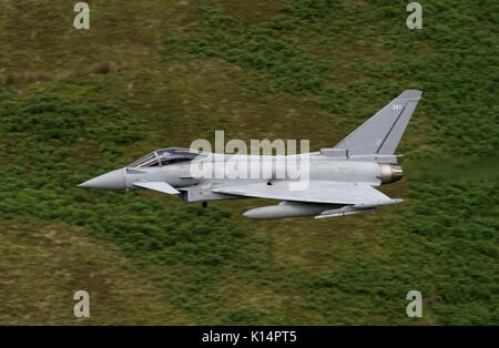 RAF Typhoon FGR 4, Durchführung von niedrigen Flugausbildung in Snowdonia, Wales. Die Mach Loop, LFA7, Niedrig fliegende Bereich 7, Stockfoto