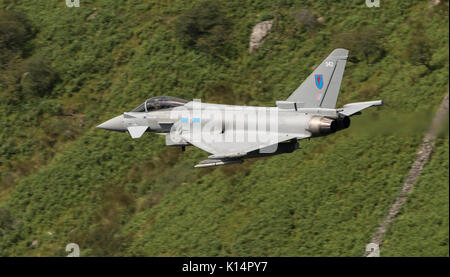 RAF Typhoon FGR 4, Durchführung von niedrigen Flugausbildung in Snowdonia, Wales. Die Mach Loop, LFA7, Niedrig fliegende Bereich 7, Stockfoto