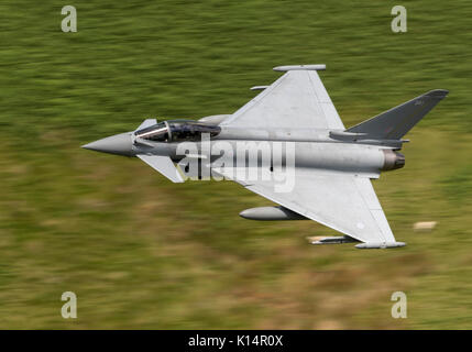 RAF Typhoon FGR 4, Durchführung von niedrigen Flugausbildung in Snowdonia, Wales. Die Mach Loop, LFA7, Niedrig fliegende Bereich 7, Stockfoto