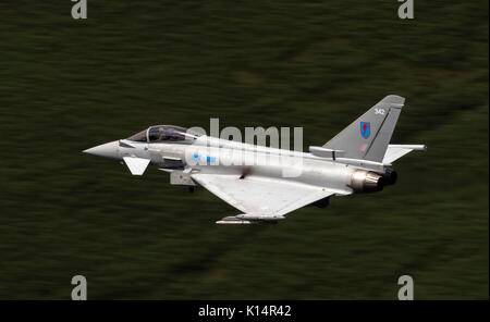 RAF Typhoon FGR 4, Durchführung von niedrigen Flugausbildung in Snowdonia, Wales. Die Mach Loop, LFA7, Niedrig fliegende Bereich 7, Stockfoto