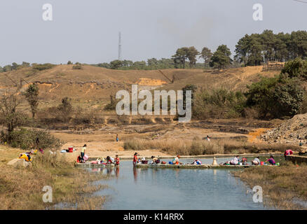 Waschen Frauen Kleidung in Fluss, Meghalaya, Indien Stockfoto