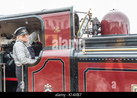 Motor Treiber in Dampflokomotive Kabine, Ffestiniog und Walisische Eisenbahn, Porthmadog, Wales, Großbritannien Stockfoto