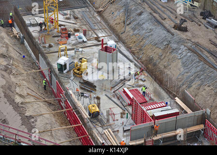 Luftbild der Baustelle mit exavation, Maschinen, Arbeiter Stockfoto
