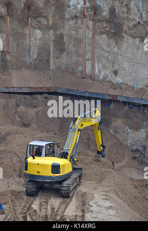 Bagger auf einer Baustelle graben eine Ausgrabung Stockfoto