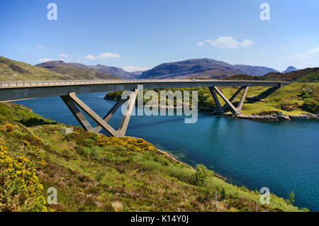 Elegante Brücke über Blue Lake mit Bergen im Hintergrund Stockfoto