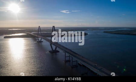 Die Arthur Ravenel Jr. Bridge über den Cooper River in South Carolina, USA in der Abenddämmerung. Stockfoto