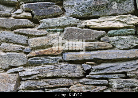 Fieldstone Wand mit verschieden großen und bunten Steinen Stockfoto