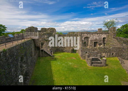 Innenraum der Altstadt aus dem 13. Jahrhundert, in der Nähe von Oban Dunstaffnage Castle in Schottland, unter blauem Himmel Stockfoto