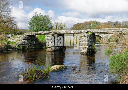 12. Jahrhundert 1880 Brücke über den East Dart River, laufen durch den Weiler postbridge in Dartmoor in Devon, England, Großbritannien, Großbritannien. Stockfoto