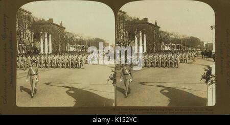 Kadetten aus West Point vorbei Überprüfungstandplatz, Einweihung Parade für Theodore Roosevelt, Washington, DC, 1901. Von der New York Public Library. Stockfoto