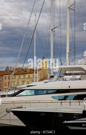 Glockenturm und Yachten vor Anker St. Tropez Cote d Azur Südfrankreich Stockfoto