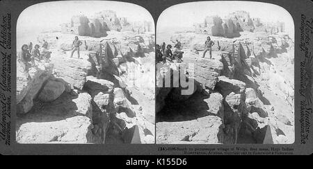 In Richtung Süden auf den malerischen Dorf von Wolpi [Walpi], erste Mesa, Hopi Indianer Reservation, Arizona, 1900. Stockfoto