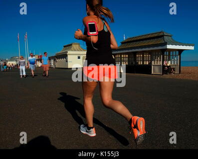 AJAXNETPHOTO. WORTHING, England. - Gesunde Bewegung - eine weibliche Jogger direkt an der Uferpromenade. Foto: Jonathan Eastland/AJAX REF: GR 172302 5372 Stockfoto