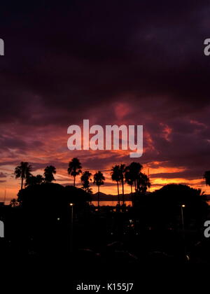 AJAXNETPHOTO. 2016. CANNES, Frankreich. - COTE D'AZUR SONNENUNTERGANG - BLICK NACH WESTEN ÜBER DIE BUCHT VON CANNES BEI SONNENUNTERGANG MIT SUPER Yachten und Kreuzfahrtschiffe im Hafen PIERRE CANTO Marina vor Anker. Foto: Jonathan Eastland/AJAX REF: GR 172302 5461 Stockfoto